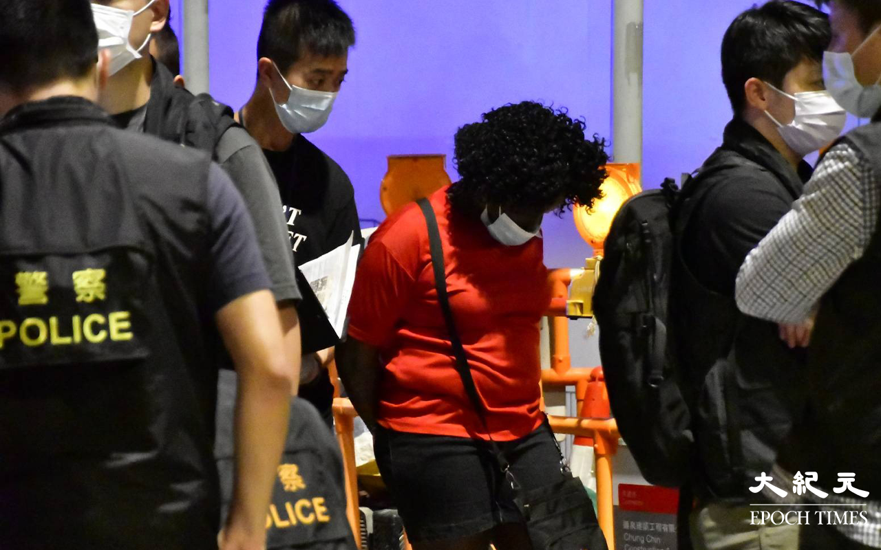 行動中警方共拘捕1男12女，全為非洲裔，警方相信13名被捕人士，屬同一個近期活躍於灣仔酒吧區的盜竊集團，警方不排除稍後會有更多人士被捕。（麥碧／大紀元）