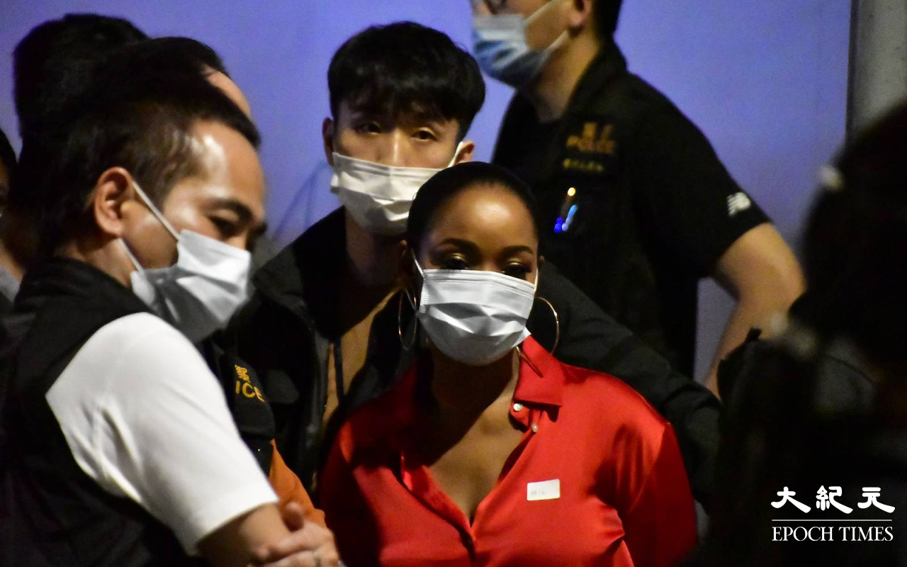 行動中警方共拘捕1男12女，全為非洲裔，警方相信13名被捕人士，屬同一個近期活躍於灣仔酒吧區的盜竊集團，警方不排除稍後會有更多人士被捕。（麥碧／大紀元）
