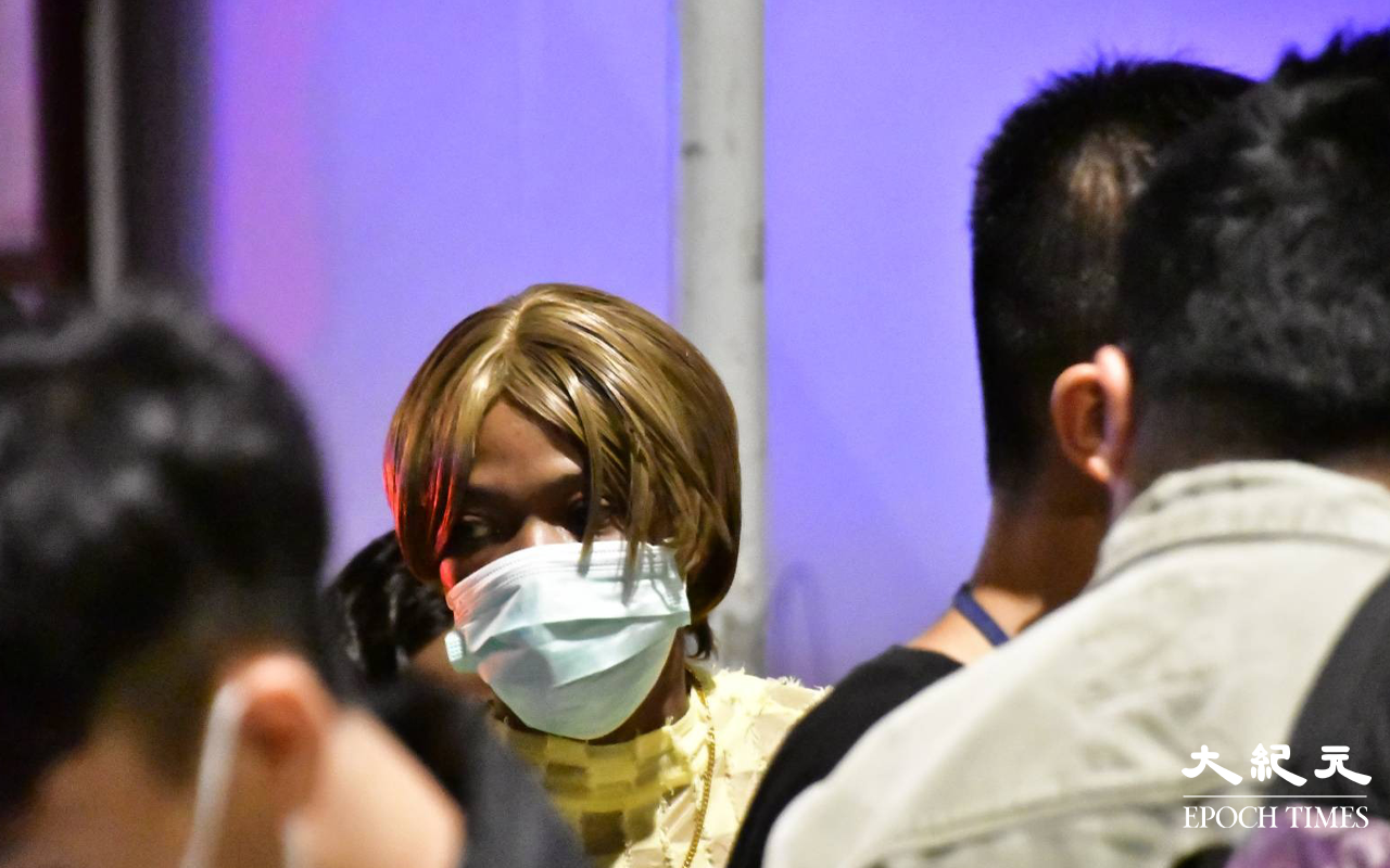 行動中警方共拘捕1男12女，全為非洲裔，警方相信13名被捕人士，屬同一個近期活躍於灣仔酒吧區的盜竊集團，警方不排除稍後會有更多人士被捕。（麥碧／大紀元）