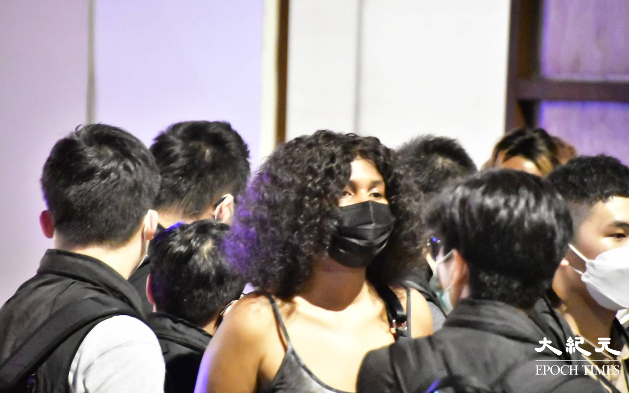 行動中警方共拘捕1男12女，全為非洲裔，警方相信13名被捕人士，屬同一個近期活躍於灣仔酒吧區的盜竊集團，警方不排除稍後會有更多人士被捕。（麥碧／大紀元）