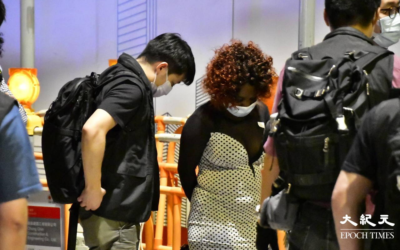行動中警方共拘捕1男12女，全為非洲裔，警方相信13名被捕人士，屬同一個近期活躍於灣仔酒吧區的盜竊集團，警方不排除稍後會有更多人士被捕。（麥碧／大紀元）