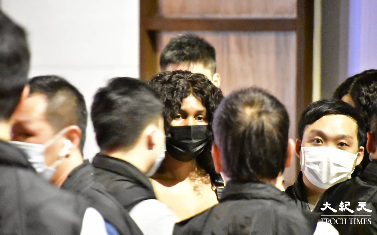 行動中警方共拘捕1男12女，全為非洲裔，警方相信13名被捕人士，屬同一個近期活躍於灣仔酒吧區的盜竊集團，警方不排除稍後會有更多人士被捕。（麥碧／大紀元）