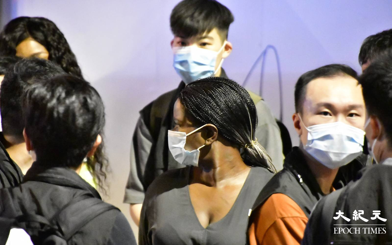 行動中警方共拘捕1男12女，全為非洲裔，警方相信13名被捕人士，屬同一個近期活躍於灣仔酒吧區的盜竊集團，警方不排除稍後會有更多人士被捕。（麥碧／大紀元）