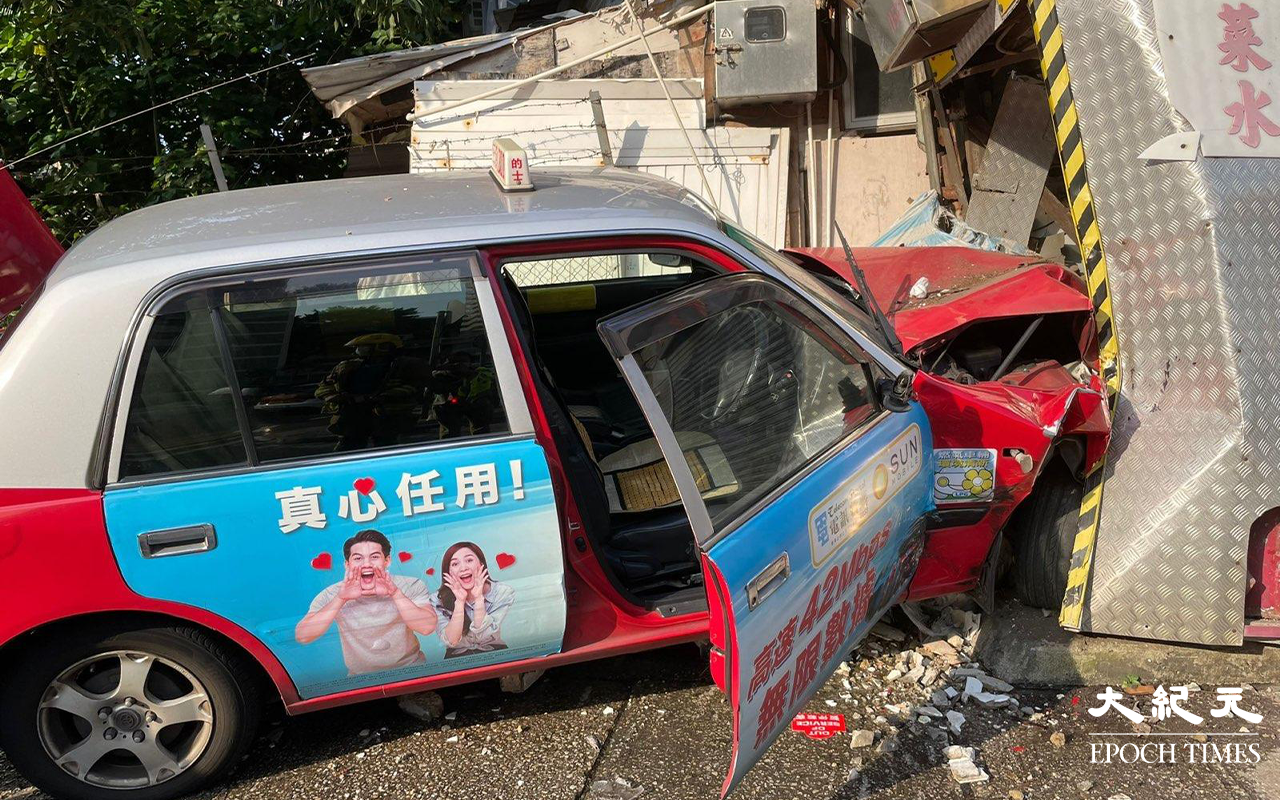 的士衝向小店將牆身花鐵板撞至扭曲，車頭則嚴重損毀。（卓相如／大紀元）
