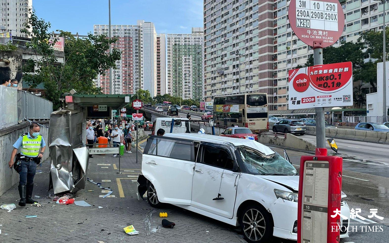 涉事的白色私家車，左邊車頭損毀、擋風玻璃碎裂、車尾泵把被撞至飛脫，私家車調頭停在龍翔道上，男司機和女乘客，分別送往聯合醫院及伊利沙伯醫院治理。（卓相如／大紀元）