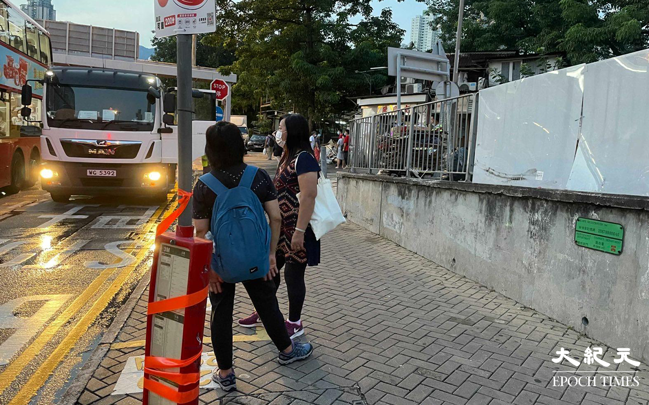 附近街坊指每逢周日，現場均有很多市民排隊乘搭專線小巴及巴士到西貢遊玩，幸好意外發生時現場已沒有太多市民排隊等候，否則後果肯定不堪設想。（卓相如／大紀元）