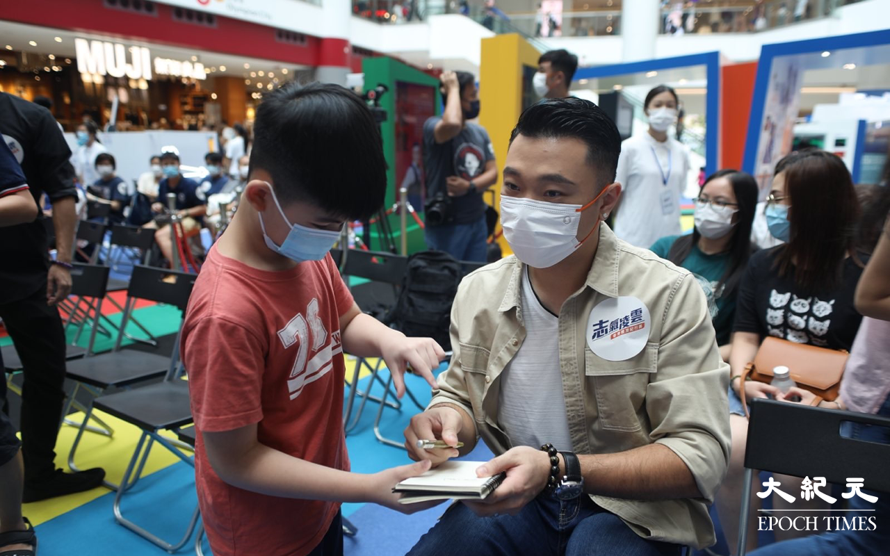 兩位一哥親民地和市民簽名及拍照留念，一哥陳浩源更笑說 : 其實我們也很貼地。（Yan／大紀元）