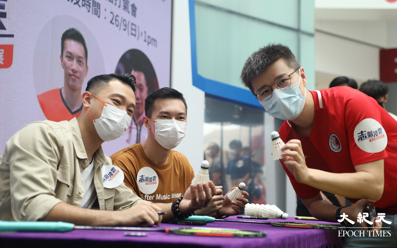 兩位一哥親民地和市民簽名及拍照留念，一哥陳浩源更笑說 : 其實我們也很貼地。（Yan／大紀元）