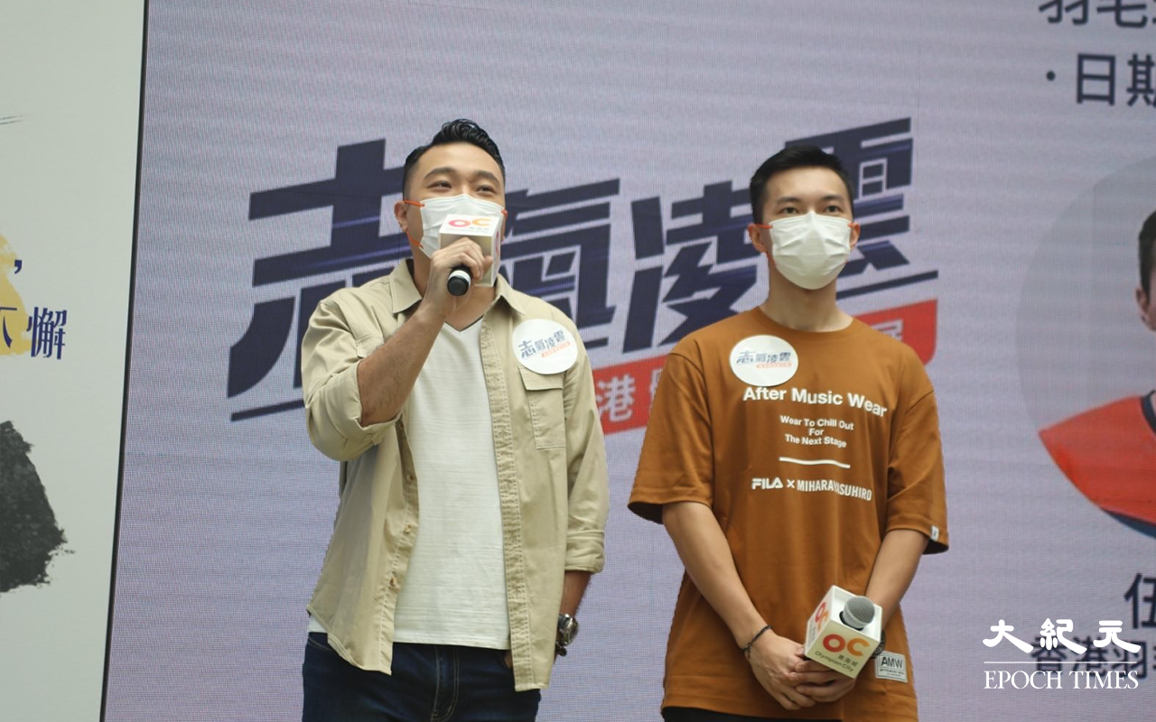 香港兩位羽毛球壇一哥，五家朗和陳浩源今日出席奧海城一個公開活動，兩人近距離與市民互動，亦即場回答市民問題。（Yan／大紀元）