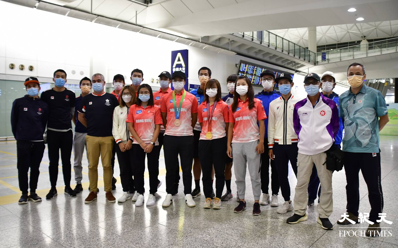 今日 (29日) 凌晨一時許，全運會奪金的香港單車代表隊，於接機大堂大合照。（麥碧／大紀元）