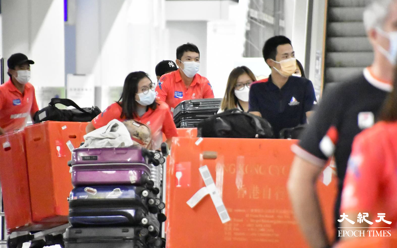 今日 (29日) 凌晨一時許，香港單車代表隊於接機大堂步出。（麥碧／大紀元）