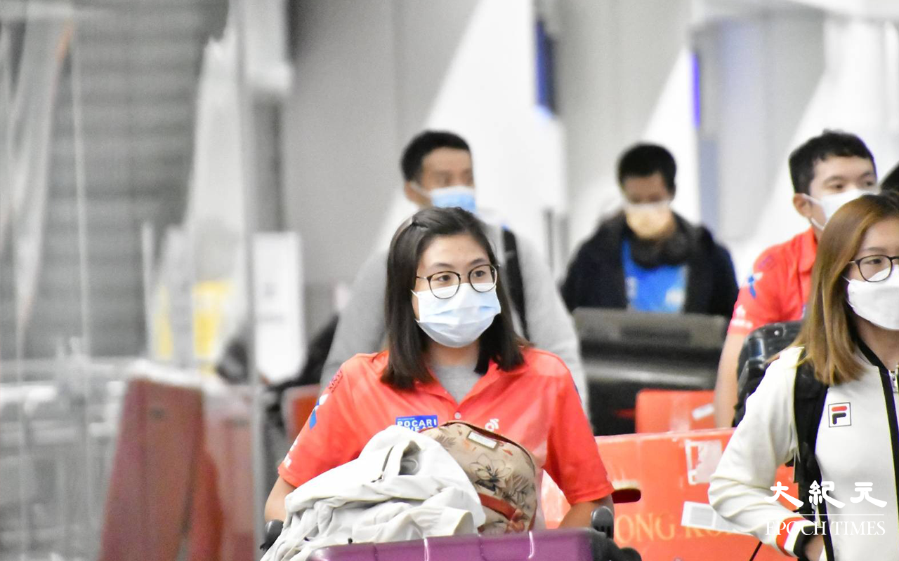 今日 (29日) 凌晨一時許，香港單車代表隊於接機大堂步出。（麥碧／大紀元）