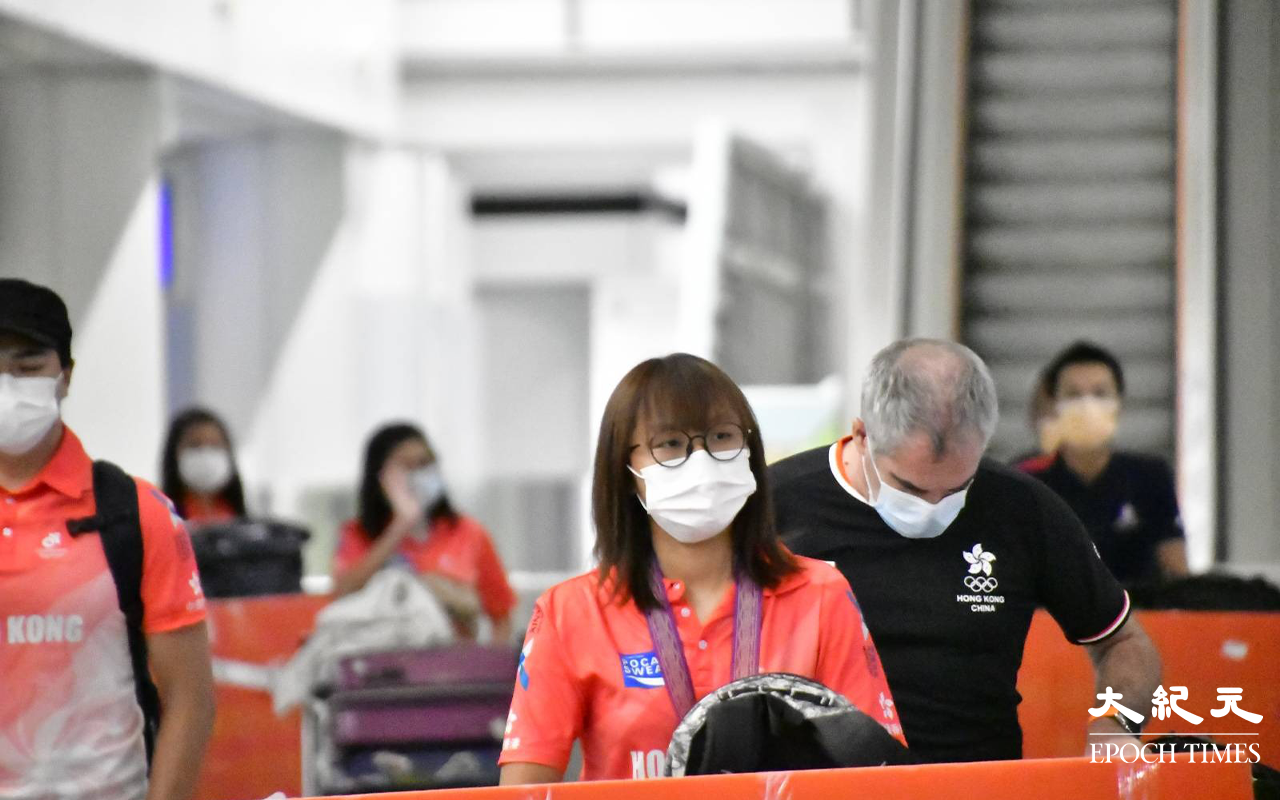 今日 (29日) 凌晨一時許，香港單車代表隊於接機大堂步出。（麥碧／大紀元）