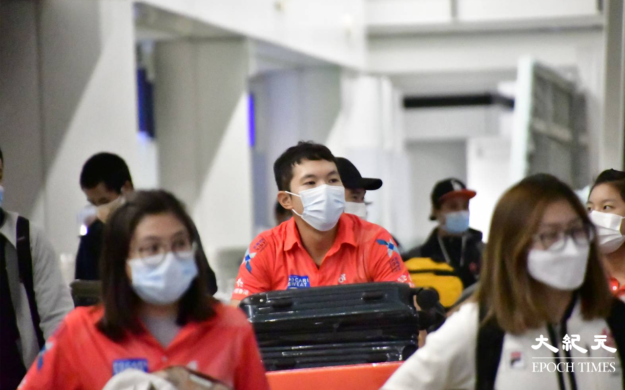 今日 (29日) 凌晨一時許，香港單車代表隊於接機大堂步出。（麥碧／大紀元）