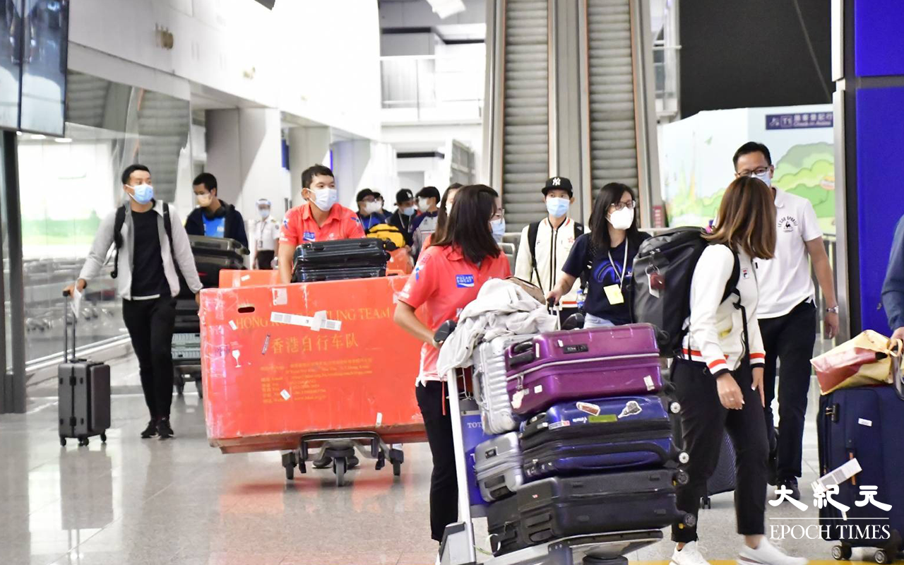 今日 (29日) 凌晨一時許，香港單車代表隊於接機大堂步出。（麥碧／大紀元）