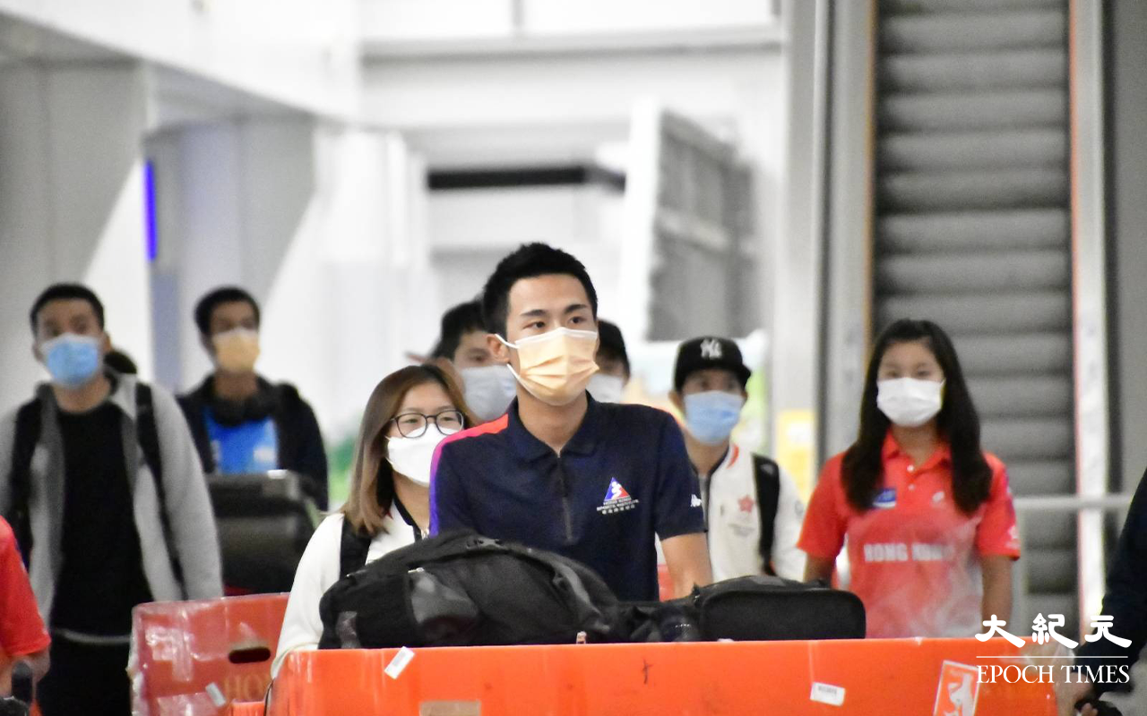 今日 (29日) 凌晨一時許，香港單車代表隊於接機大堂步出。（麥碧／大紀元）