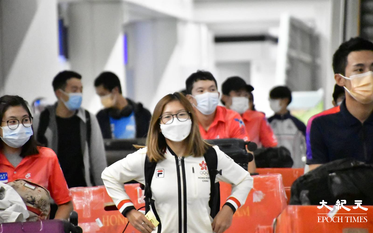今日 (29日) 凌晨一時許，香港單車代表隊於接機大堂步出。（麥碧／大紀元）