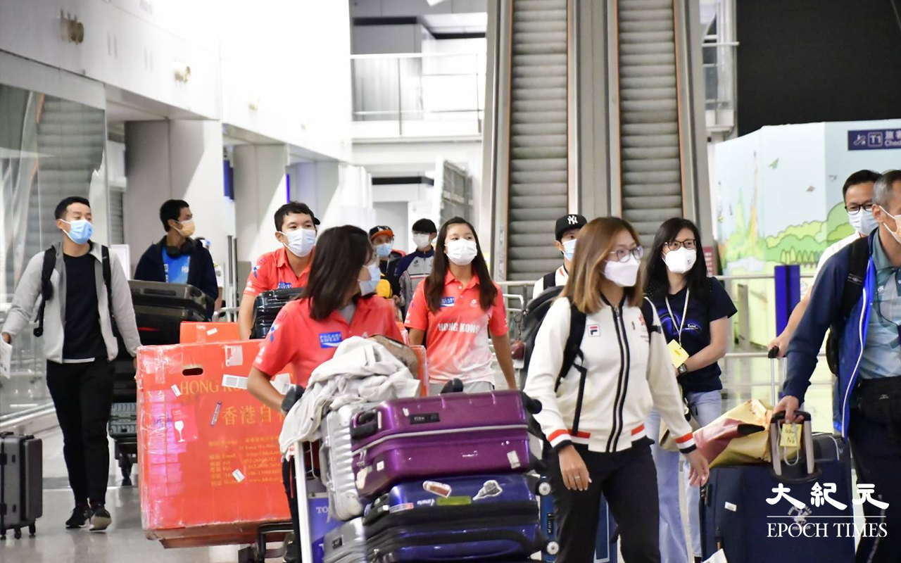 今日 (29日) 凌晨一時許，香港單車代表隊於接機大堂步出。（麥碧／大紀元）