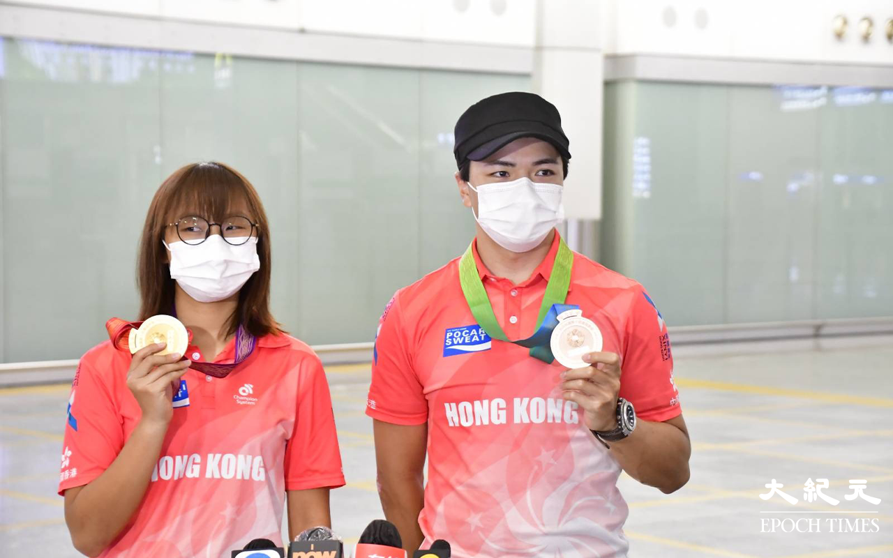 （左）於全運會女子公路個人賽奪得金牌的李思穎、（右）於男子全能賽中奪得銅牌的梁嘉儒。（麥碧／大紀元）