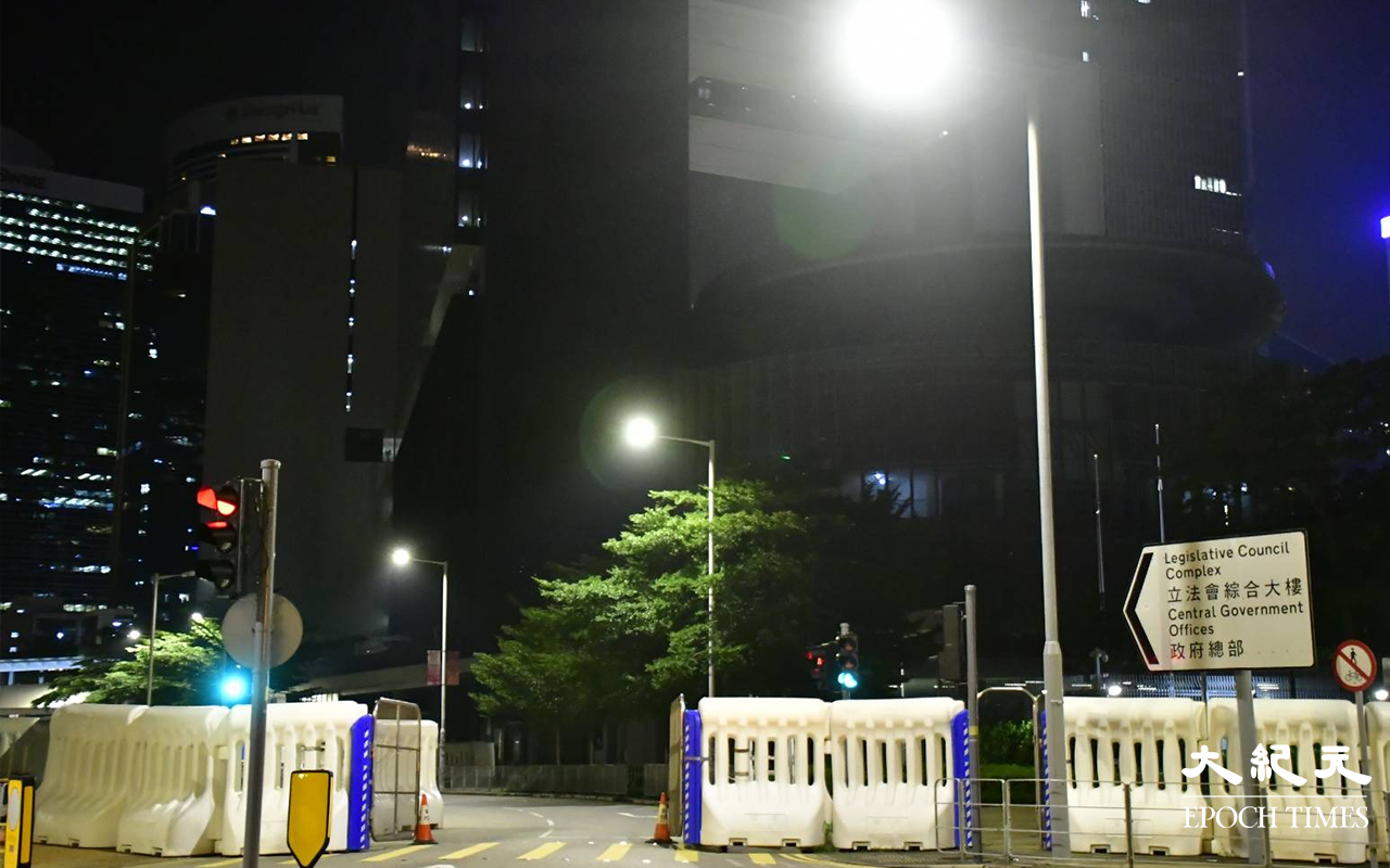 今日（30日）凌晨1時許，政府總部外，只剩下一個出口。（麥碧／大紀元）
