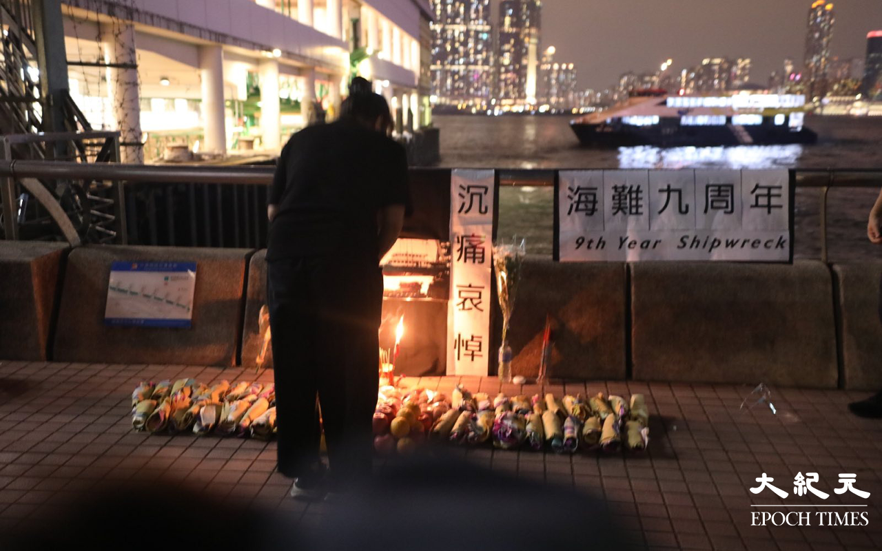 人稱女長毛的蓮姐，焚燒冥鏹及與死難者家屬為死難者默哀。（Yan／大紀元）