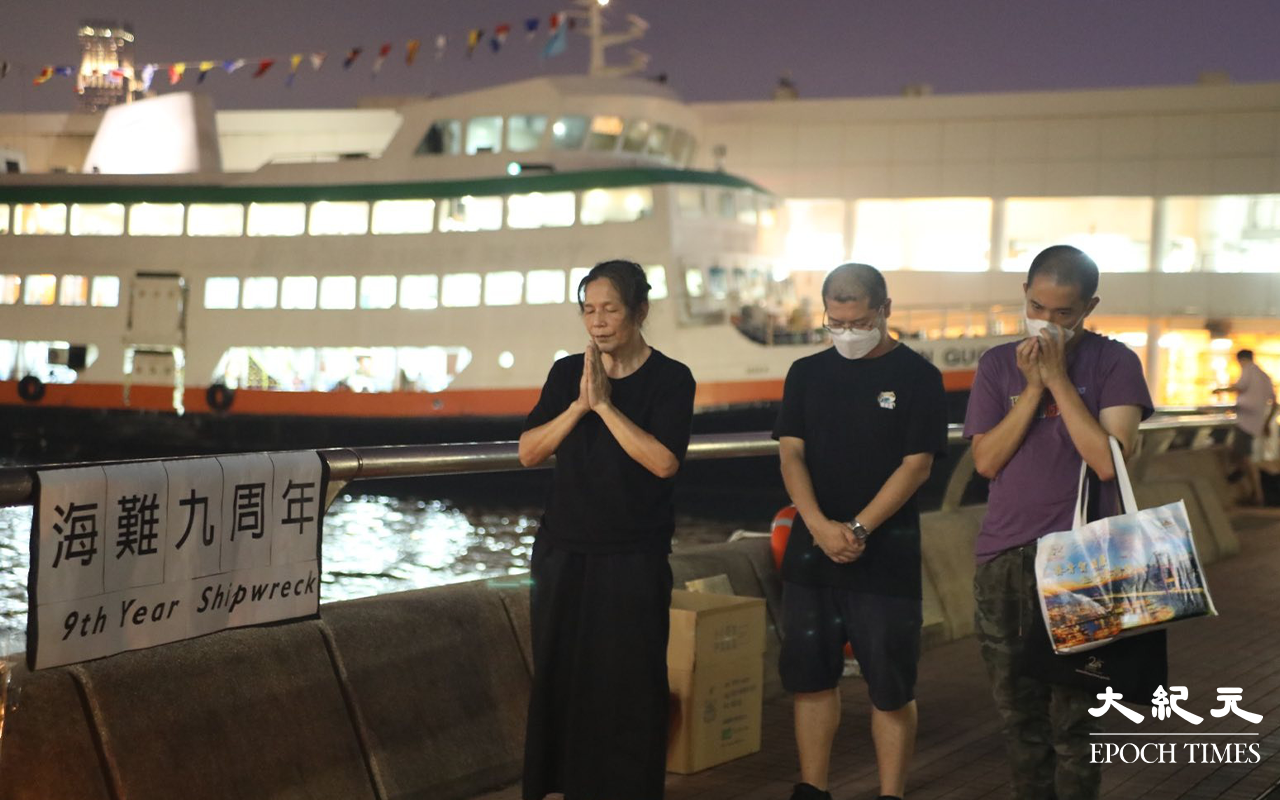 人稱女長毛的蓮姐，焚燒冥鏹及與死難者家屬為死難者默哀。（Yan／大紀元）