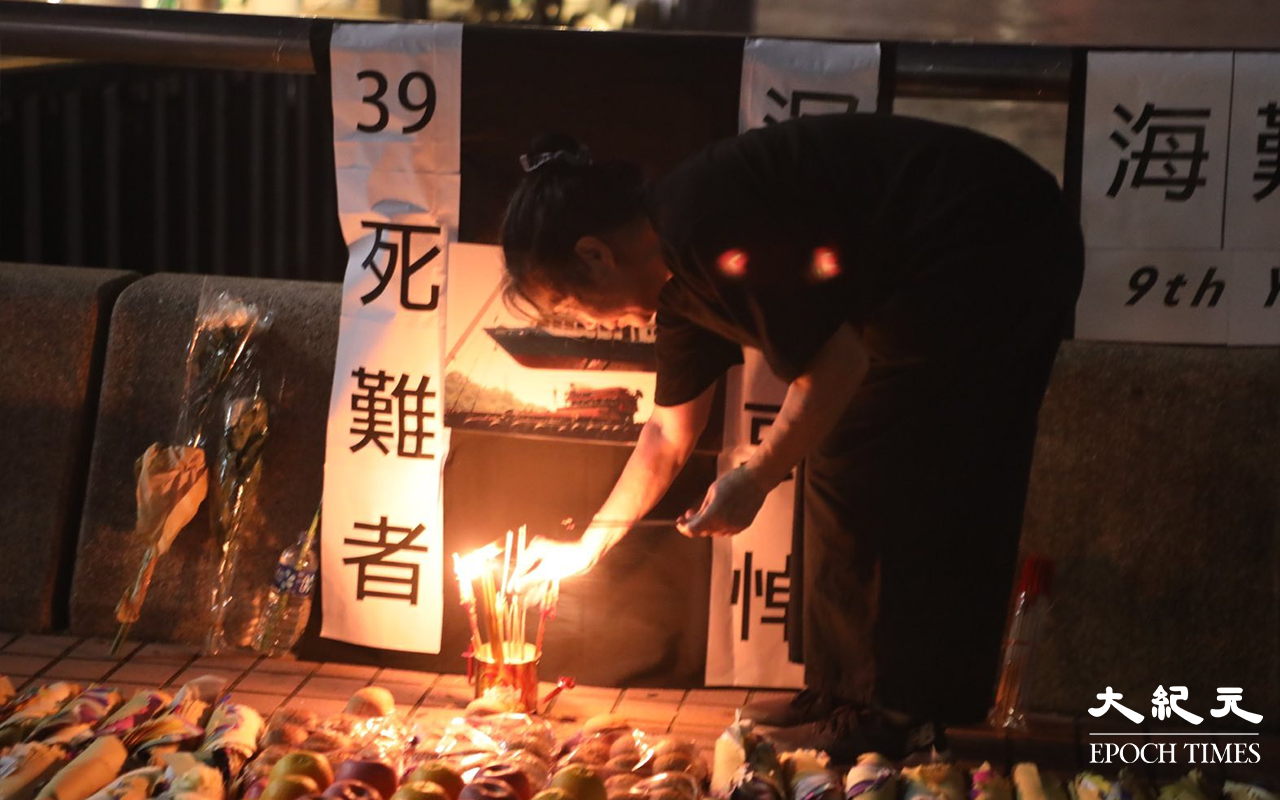人稱女長毛的蓮姐，焚燒冥鏹及與死難者家屬為死難者默哀。（Yan／大紀元）