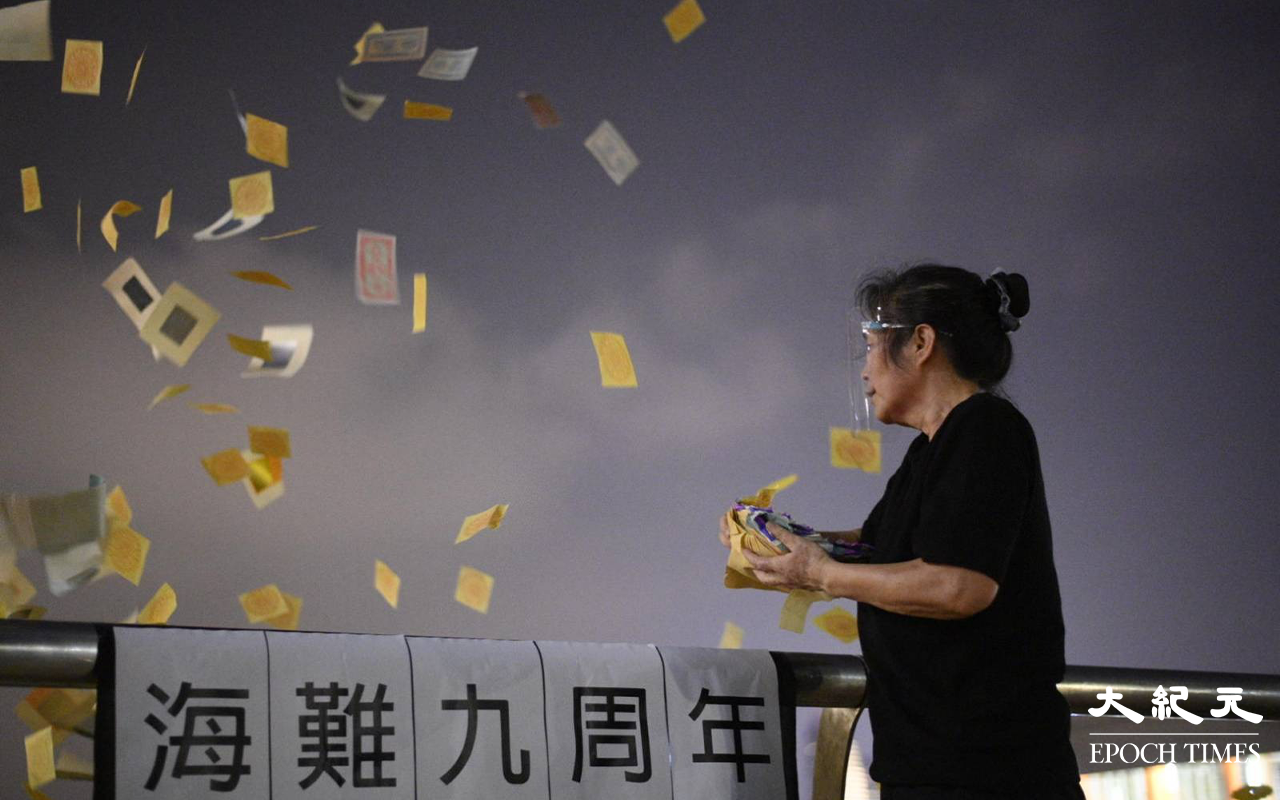 蓮姐除了焚燒冥鏹，期間還將溪錢灑向天空。（言午／大紀元）