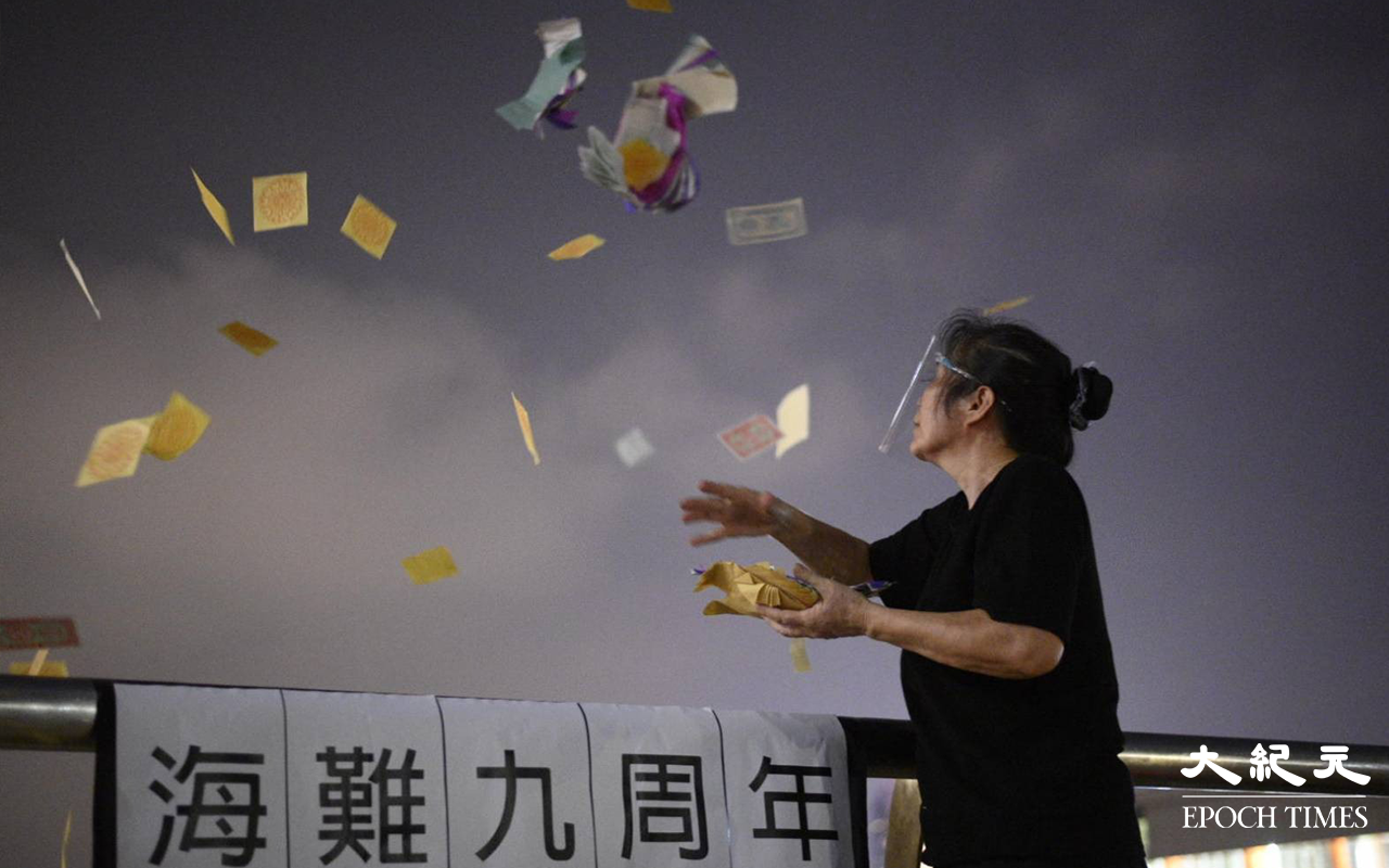 蓮姐除了焚燒冥鏹，期間還將溪錢灑向天空。（言午／大紀元）