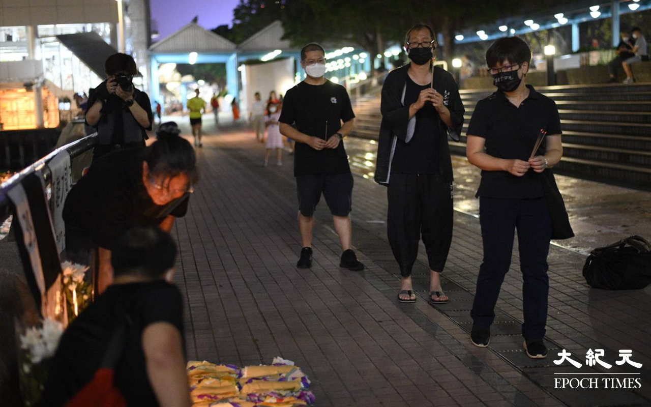 整個悼念活動，有不少路過市民駐足觀看及參與。（言午／大紀元）