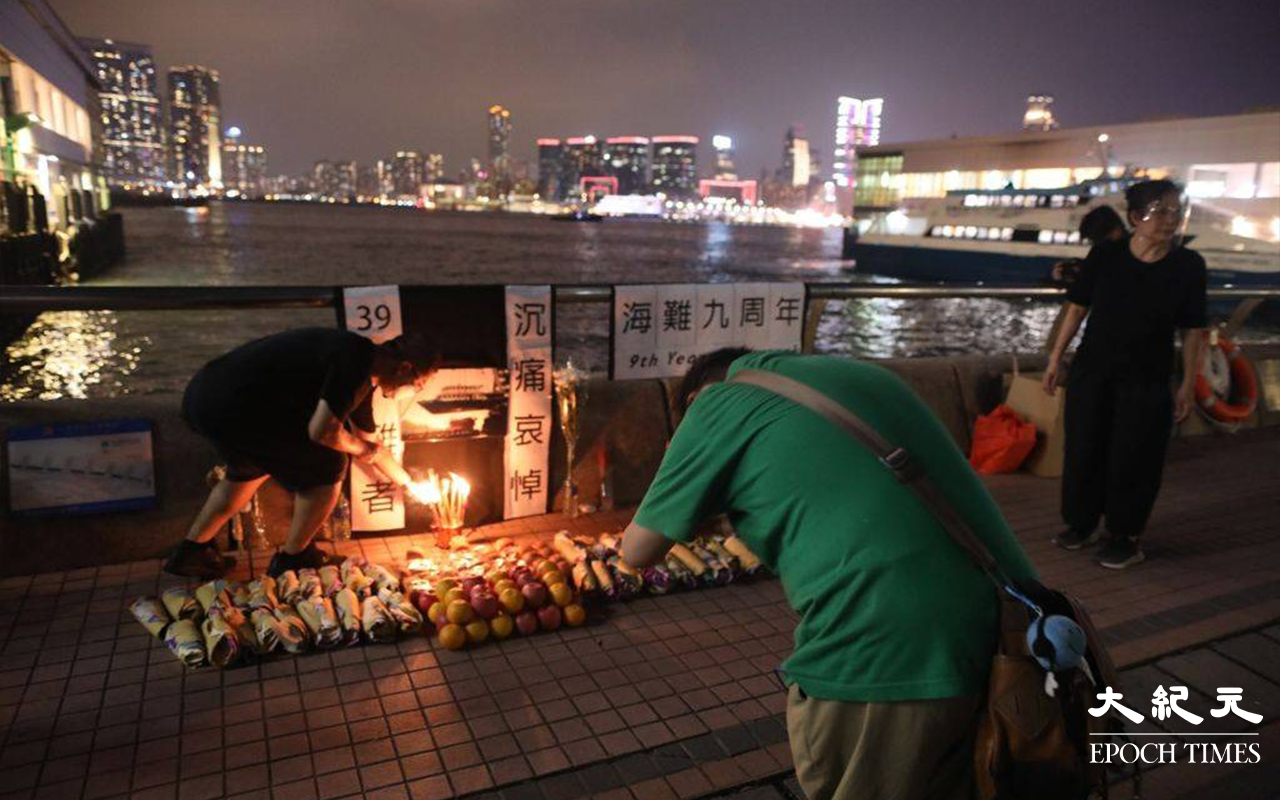整個悼念活動，有不少路過市民駐足觀看及參與。（言午／大紀元）