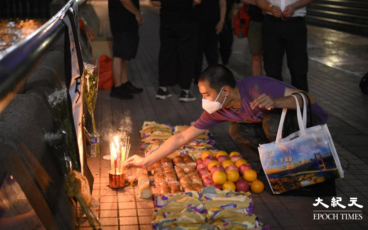 整個悼念活動，有不少路過市民駐足觀看及參與。（言午／大紀元）