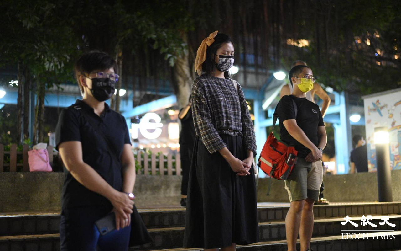 整個悼念活動，有不少路過市民駐足觀看及參與。（言午／大紀元）