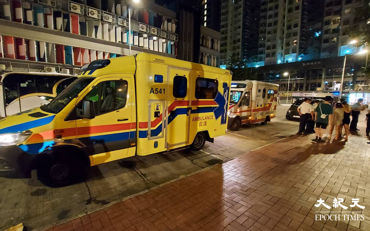 旺角凌晨洗衣街公園外發生襲擊案，兩名女子報稱受傷，同被送往廣華醫院治理。（麥碧／大紀元）