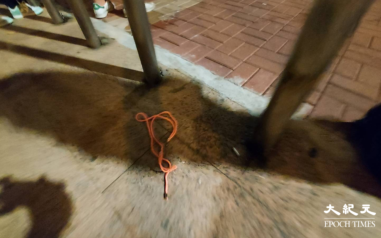 一名女子於洗衣街公園內襲擊女途人後，雜物散落一地。（麥碧／大紀元）