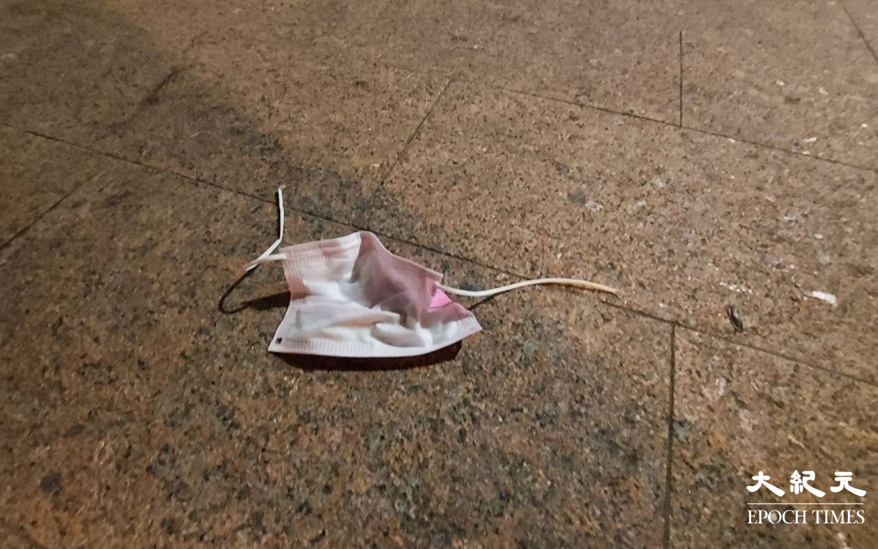 一名女子於洗衣街公園內襲擊女途人後，雜物散落一地。（麥碧／大紀元）