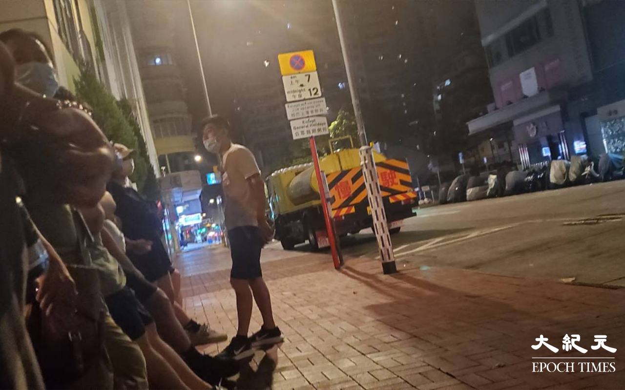 一名懷疑是施襲者的男性友人，多次向報案人及其朋友語帶兇惡地問話。（Ka Ka／大紀元）