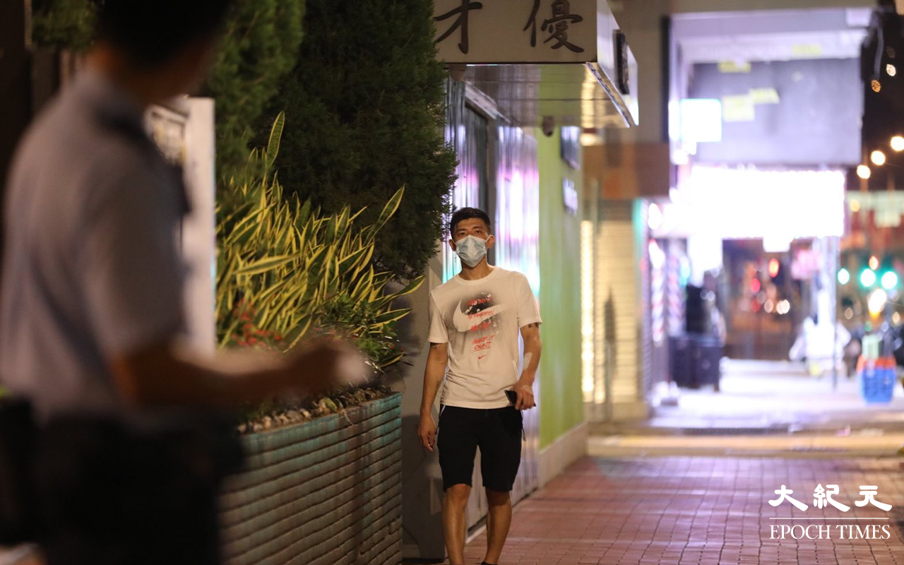 一名懷疑是施襲者的男性友人，曾多次在現場徘徊。（Ka Ka／大紀元）