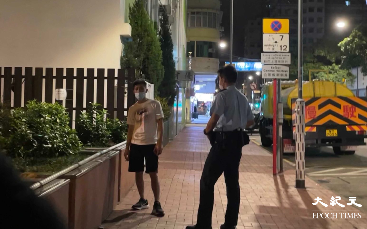 疑是施襲者的男性友人，因曾多次於現場騷擾報案人及其朋友，結果被警方驅趕至一旁。（卓相如／大紀元）