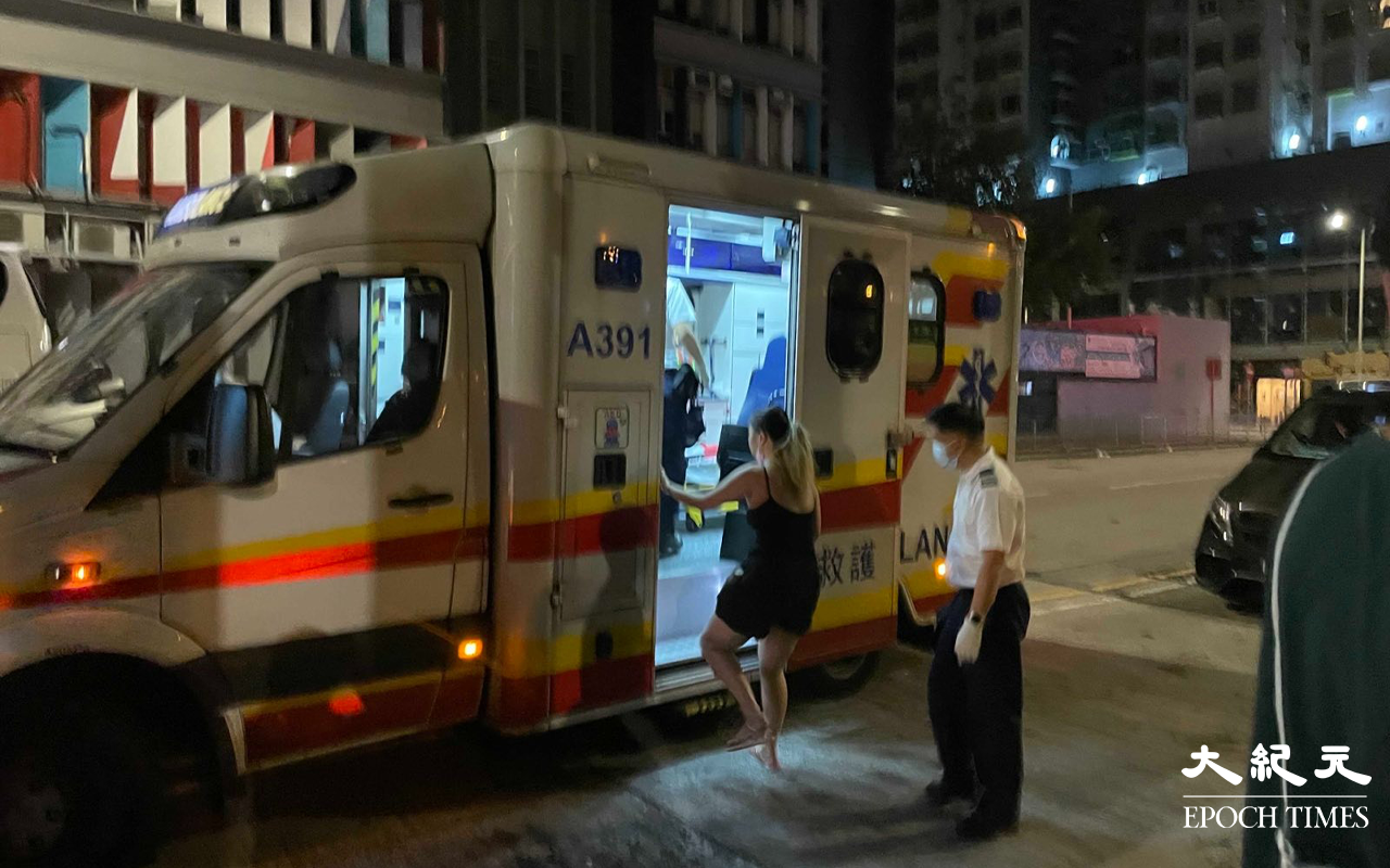 被無故襲擊的女途人，自行登上救護車送往廣華醫院治理。（卓相如／大紀元）
