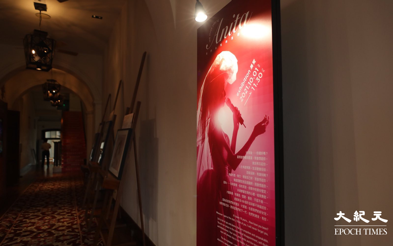紀念展亦同時展出了，三位80後至90後的本地插畫家和書法藝術家的作品。（Yan／大紀元）
