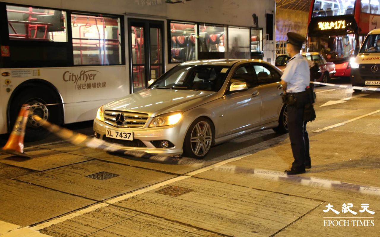 賊人將奪去的平治房車棄置於深水埗，警員以封鎖線將現場一帶封鎖。（米仔／大紀元）
