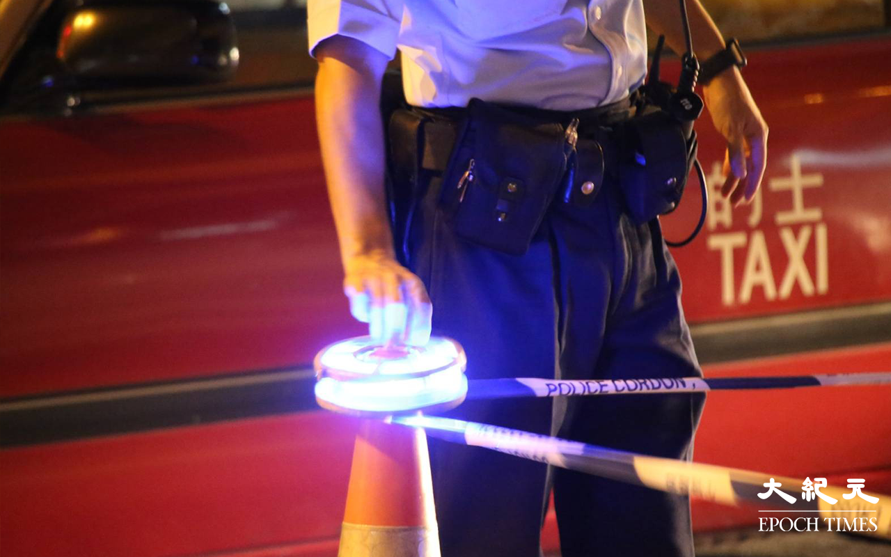 賊人將奪去的平治房車棄置於深水埗，警員以封鎖線將現場一帶封鎖。（米仔／大紀元）