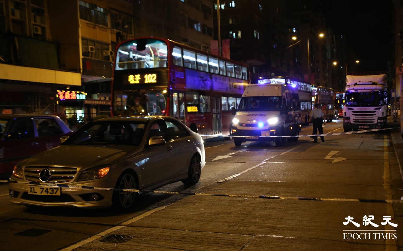 賊人將奪去的平治房車棄置於深水埗，警員以封鎖線將現場一帶封鎖。（米仔／大紀元）