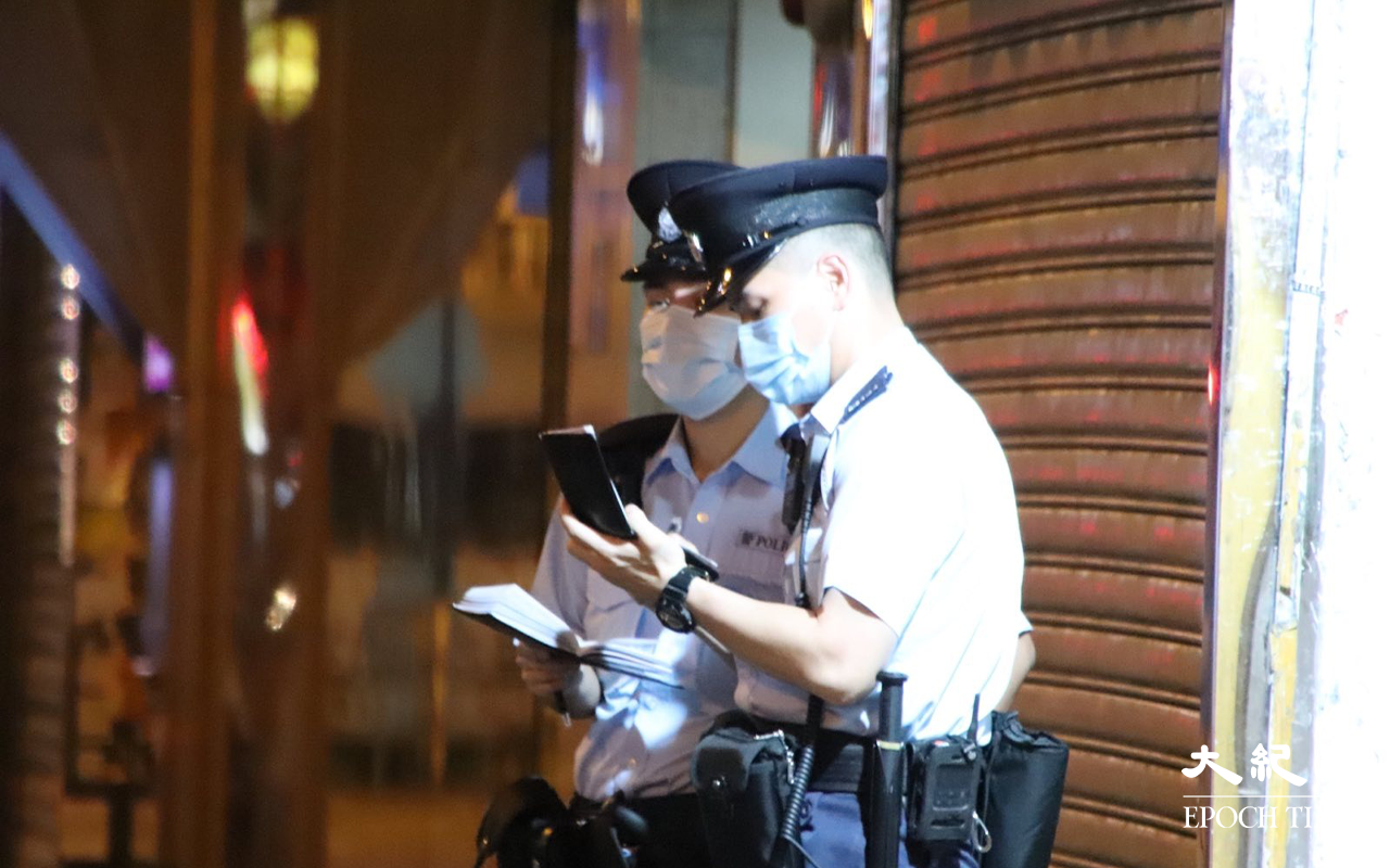 後來警方證實車輛為事主被奪去的平治房車後，派軍裝警員在場駐守並以封鎖線將車輛圍封。（Yan／大紀元）