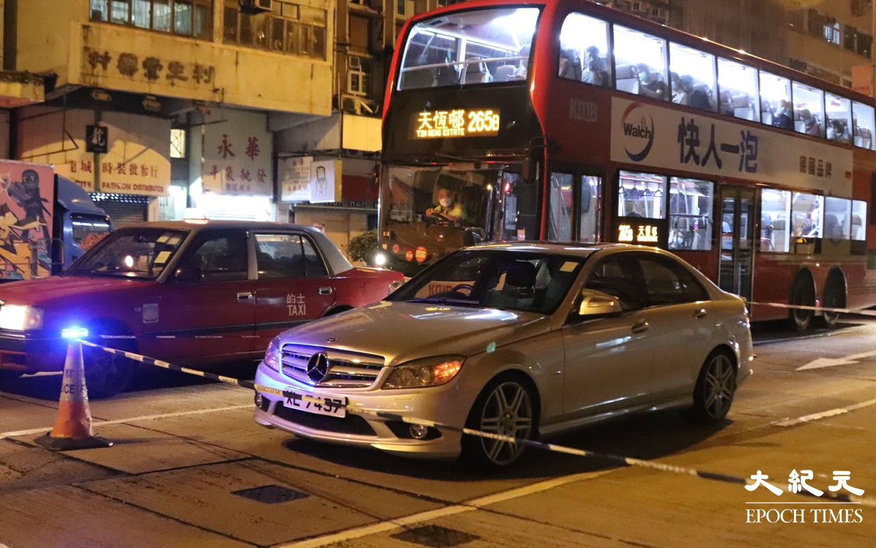 後來警方證實車輛為事主被奪去的平治房車後，派軍裝警員在場駐守並以封鎖線將車輛圍封。（Yan／大紀元）