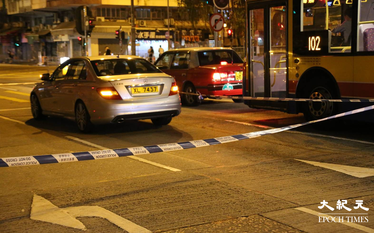 警方尋回事主被奪去的平治房車後，隨即以封鎖線將現場附近圍封。（米仔／大紀元）