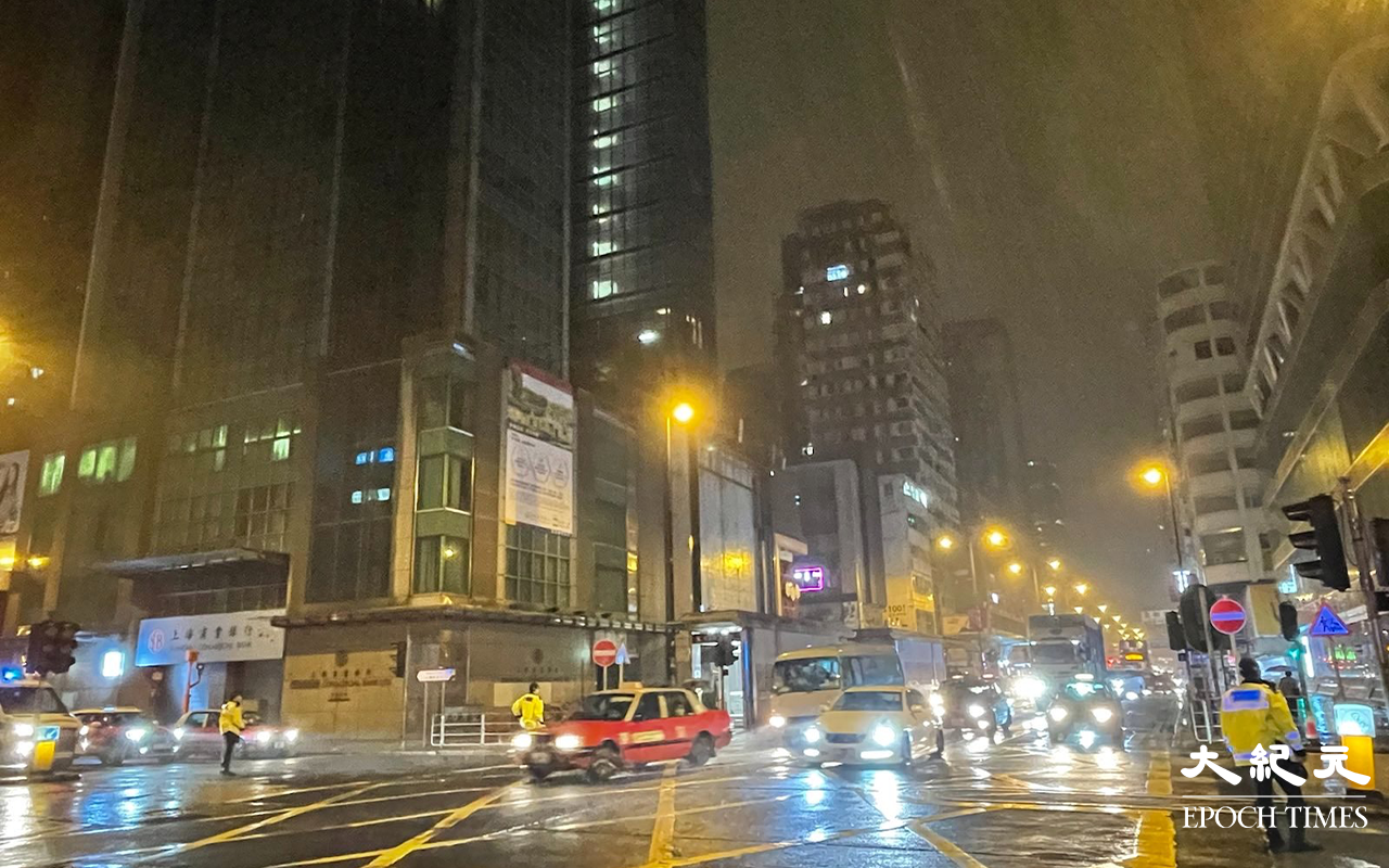 電壓連續兩天第二次驟降，導致彌敦道一帶交通燈完全失靈。（卓相如／大紀元）