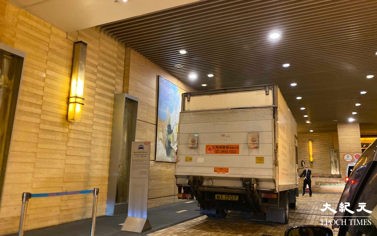 15日傍晚7時30分，檢測物資車輛陸續抵達嘉亨灣。（Yan／大紀元）