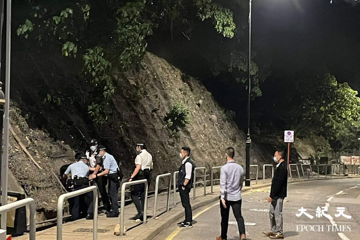 黃豪賢被大批警員衝上前制服。（卓相如／大紀元）
